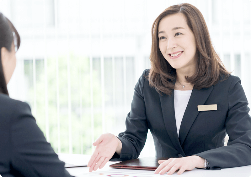 写真:笑顔で書類の説明をする女性コンサルタント